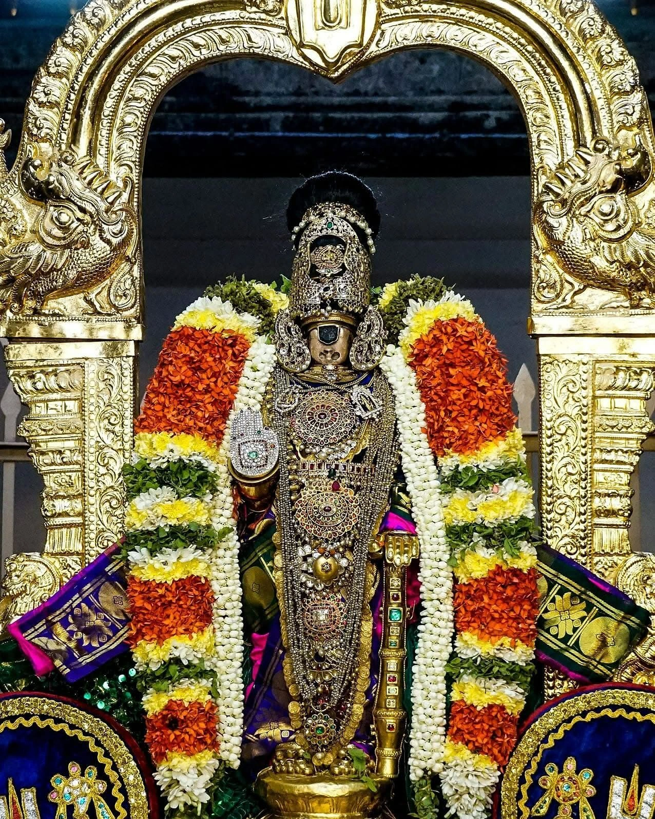 Devotees visiting Srirangam temple during South India temple tour